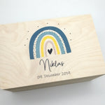 Erinnerungskiste Baby mit Namen "Regenbogen blau" Geburtsdatum Erinnerungsbox für Kinder, Taufgeschenk Erinnerungen, Geschenkidee zur Geburt