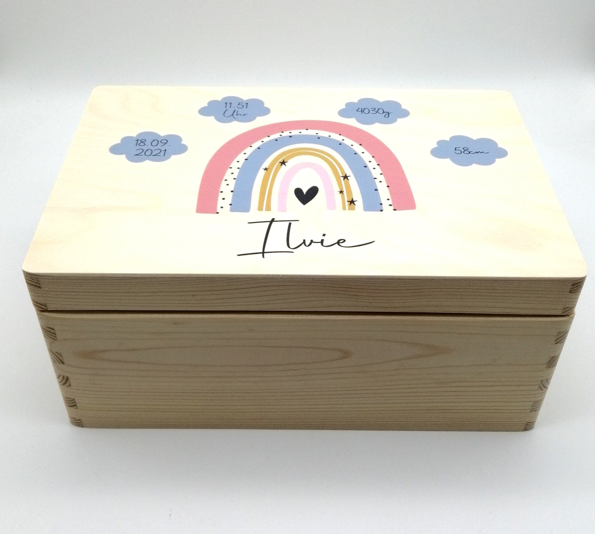 Erinnerungskiste Baby mit Namen "Regenbogen rosa Wolken blau" Geburtsdatum Erinnerungsbox für Kinder