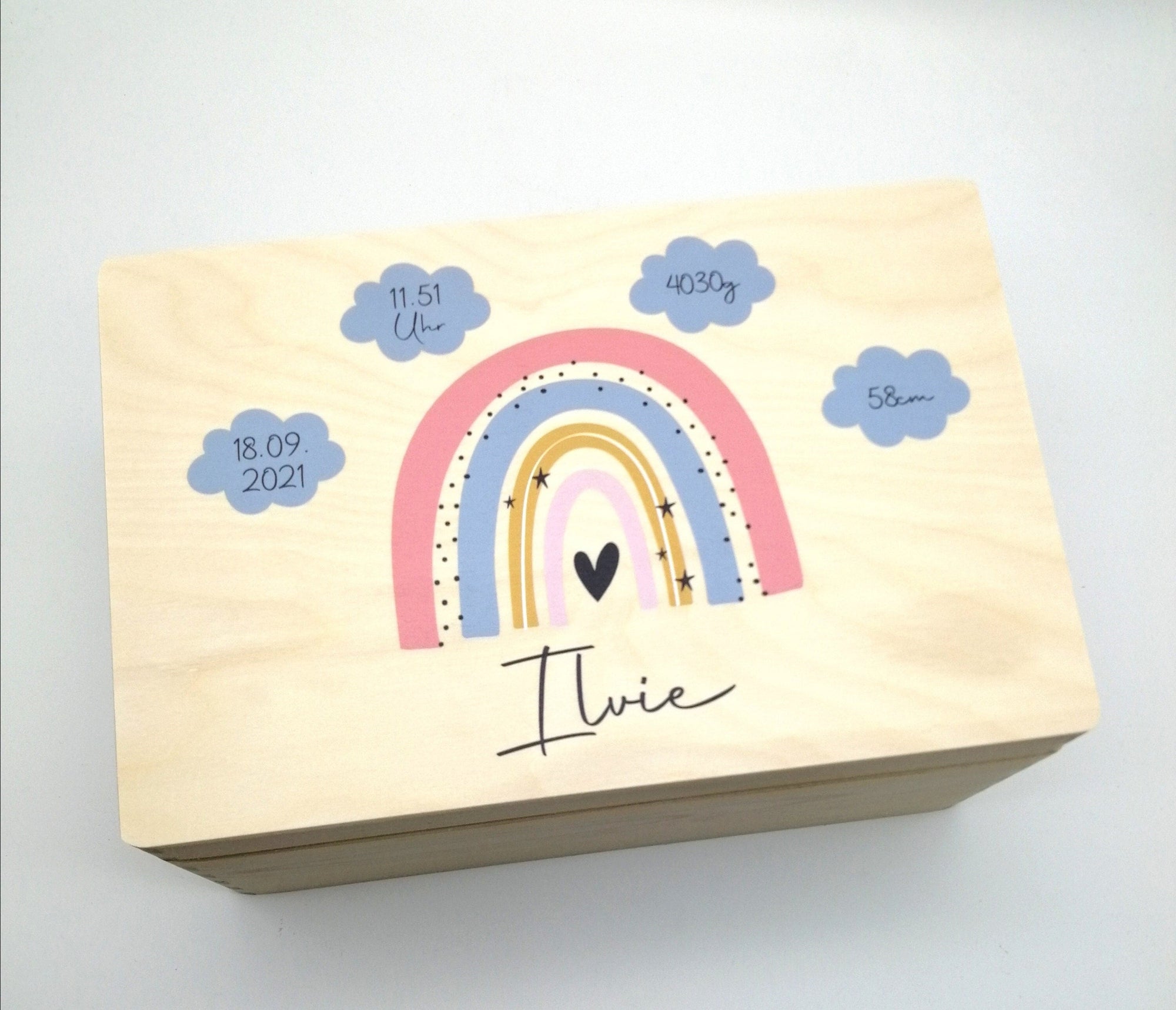 Erinnerungskiste Baby mit Namen "Regenbogen rosa Wolken blau" Geburtsdatum Erinnerungsbox für Kinder