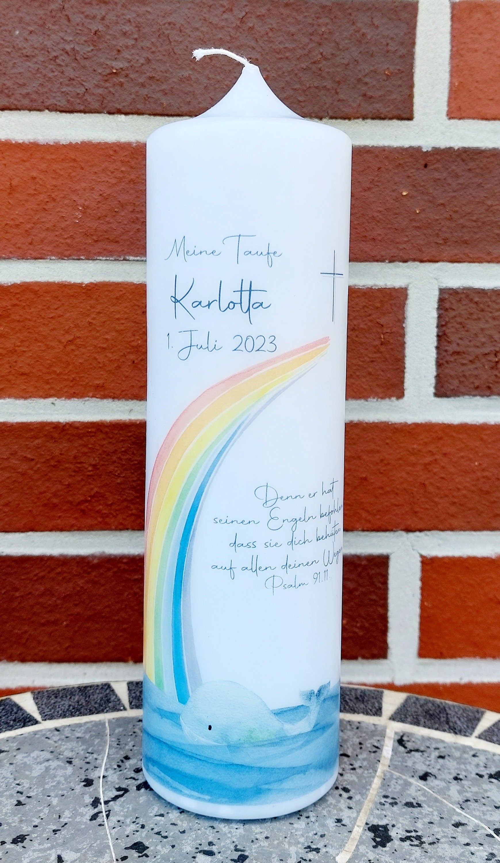Taufkerze personalisiert mit Namen Datum und Taufspruch "Regenbogen Wal", Junge/ Mädchen