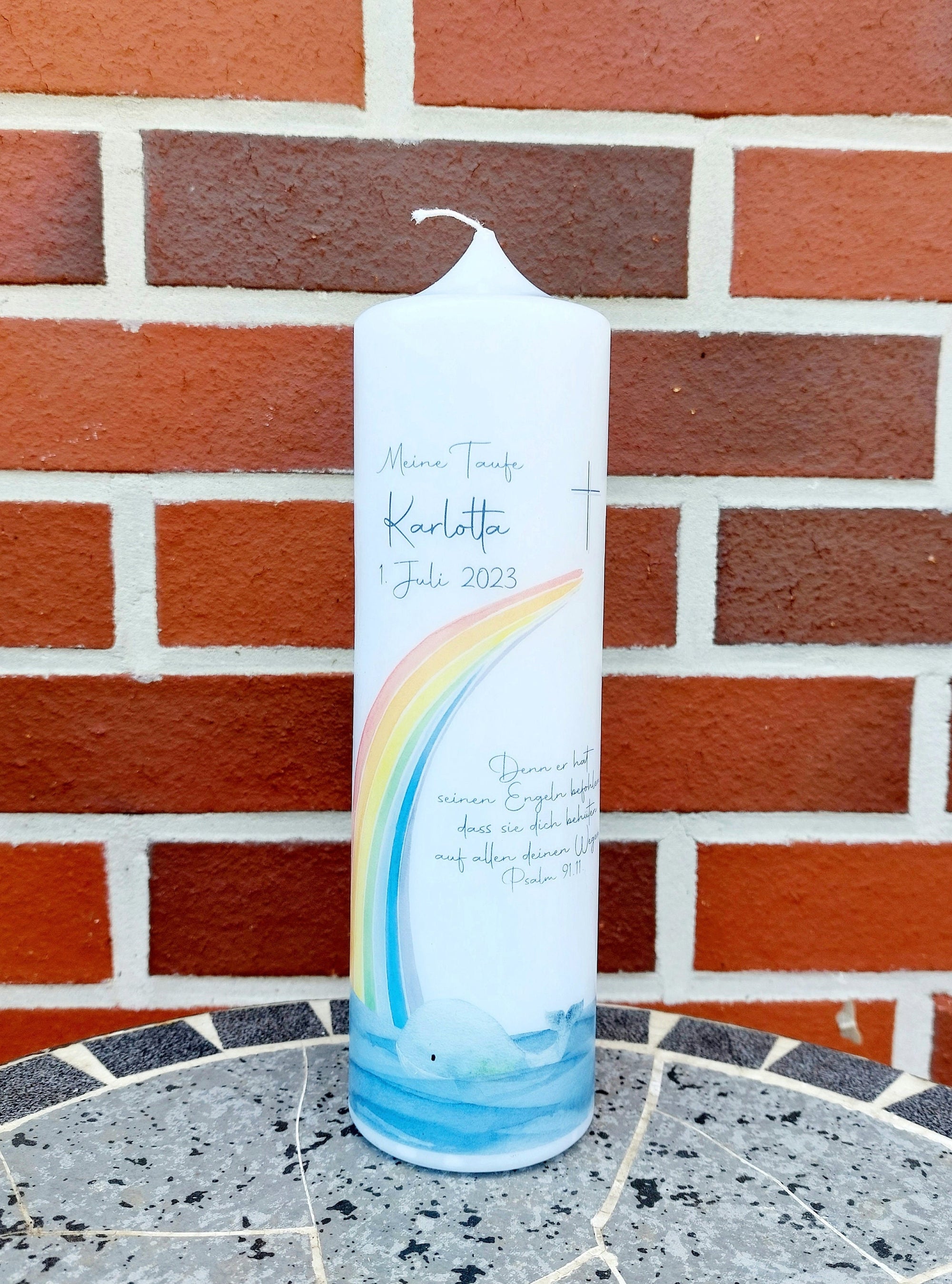 Taufkerze personalisiert mit Namen Datum und Taufspruch "Regenbogen Wal", Junge/ Mädchen