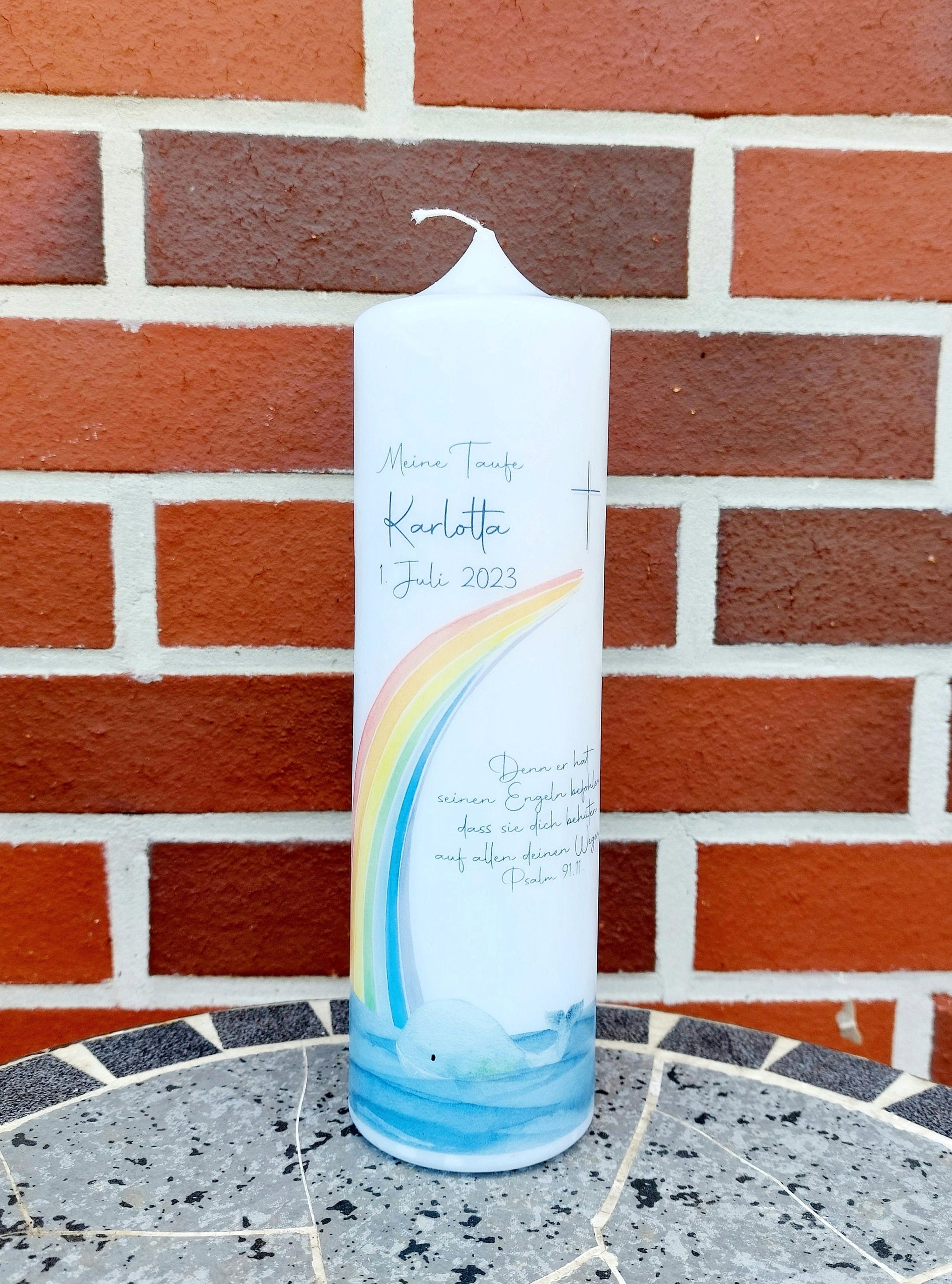 Taufkerze personalisiert mit Namen Datum und Taufspruch "Regenbogen Wal", Junge/ Mädchen