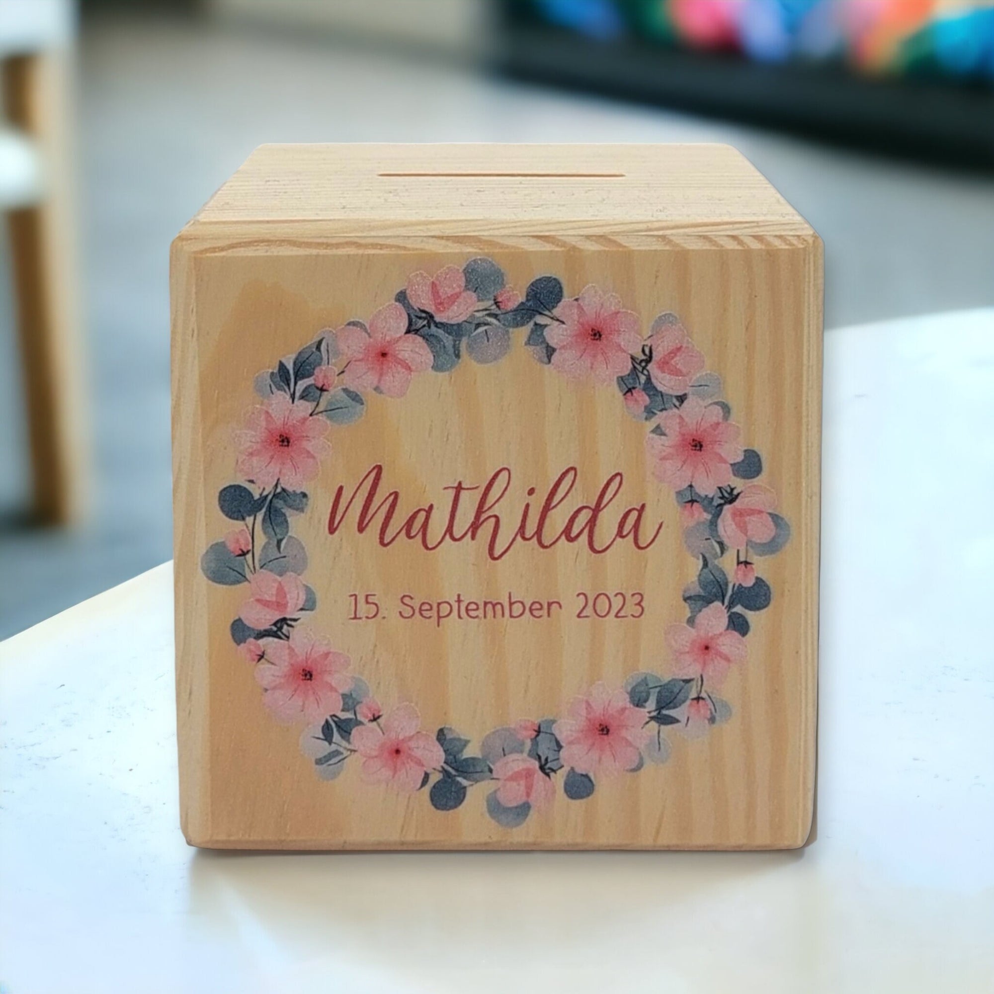 Holzspardose "Blumenkranz 7" personalisiert mit Namen