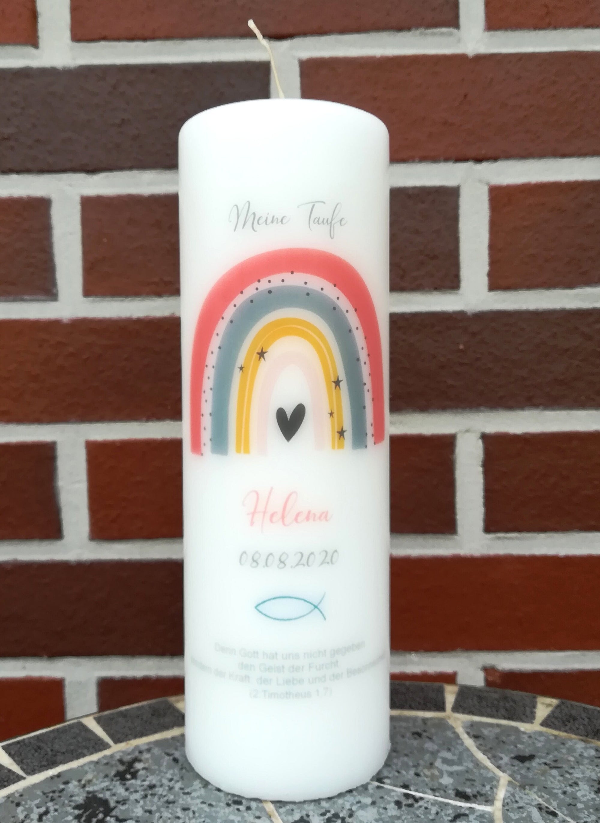 Taufkerze personalisiert mit Namen Datum und Taufspruch "Regenbogen pfirsich/ Fisch", Junge/ Mädchen